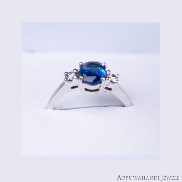 14 Karat Weißgold Ring mit blauen Saphir