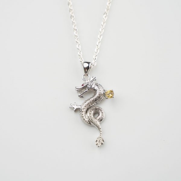 Silberkette mit Edelstein-Drachenanhänger