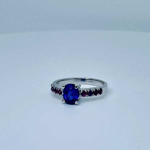 14 Karat Weißgold Ring mit blauen und pinken Saphiren