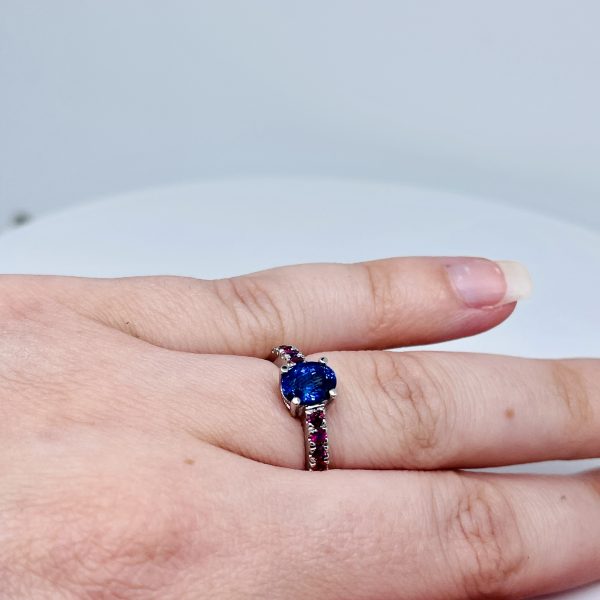 14 Karat Weißgold Ring mit blauen und pinken Saphiren