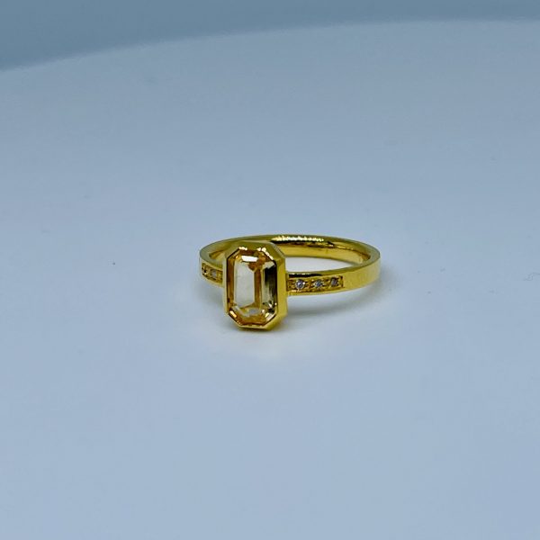14 Karat Gelbgold Ring mit gelbem Saphir und Brillanten