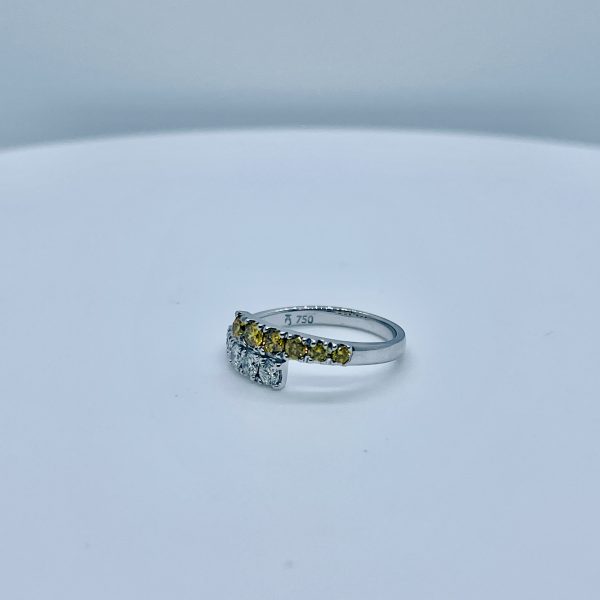 18 Karat Weißgold Ring mit gelben und weißen Diamanten