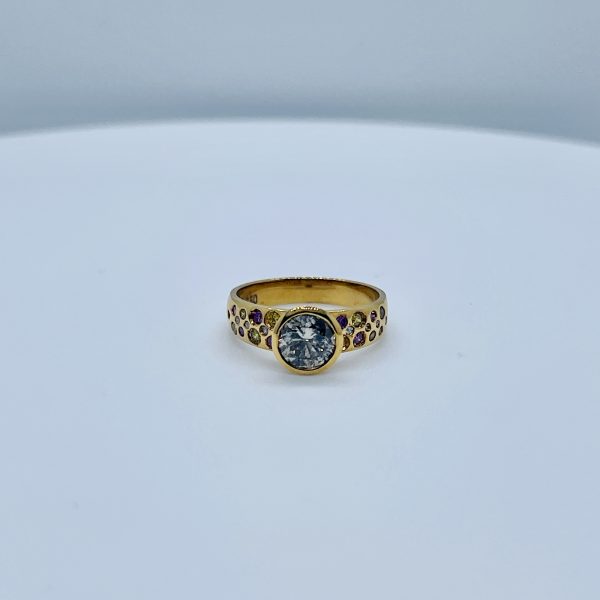 Gelbgold Ring mit verschiedenfarbigen Diamanten